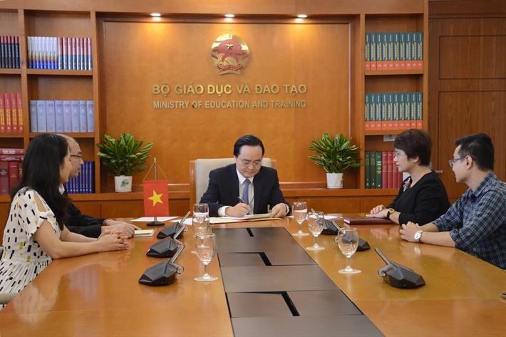 Bộ trưởng Bộ GD&ĐT Phùng Xuân Nhạ đại diện cho Chính phủ Việt Nam ký Hiệp định 3 bên- ảnh Trung tâm truyền thông Bộ GD&ĐT