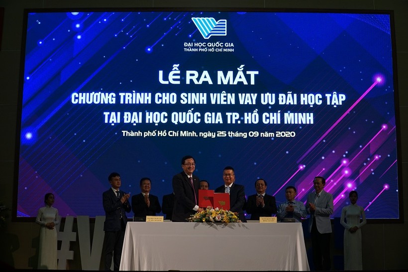 Đại diện cho ĐHQG TP.HCM và ngân hàng BIDV chi nhánh Đông Sài Gòn trao đổi thỏa thuận.