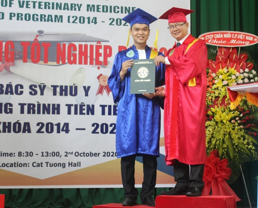 PGS-TS Lê Quang Thông- quyền Trưởng khoa Chăn nuôi thú y trao bằng tốt nghiệp cho Trần Trọng Kha