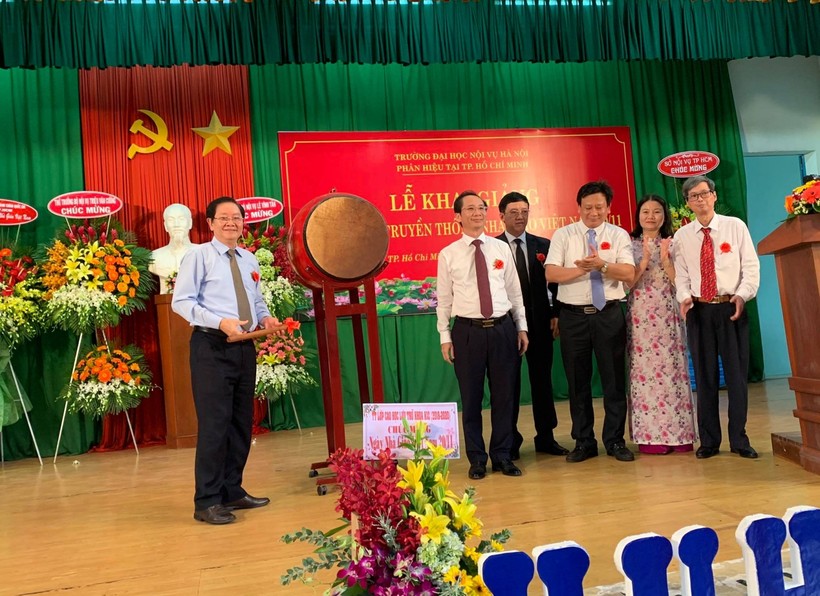Bộ trưởng bộ Nội vụ Lê Vĩnh Tân đánh trống khai giảng tại Phân hiệu TP HCM.