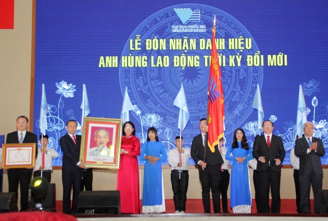 Phó chủ tịch nước Đặng Thị Ngọc Thịnh tặng bức tranh chân dung Chủ tịch Hồ Chí Minh cho ĐHQG TP.HCM