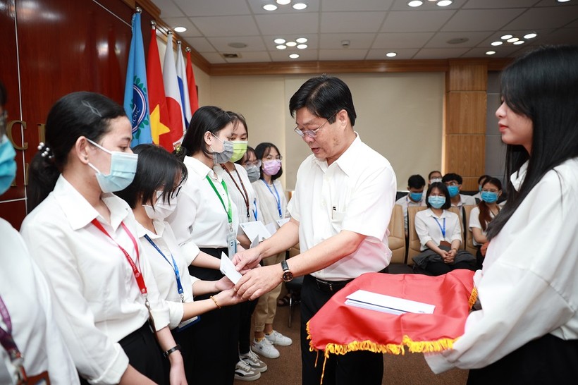 PGS.TS Trần Hoàng Hải, Phó Hiệu trưởng phụ trách Trường ĐH Luật TP.HCM trao hỗ trợ sinh viên