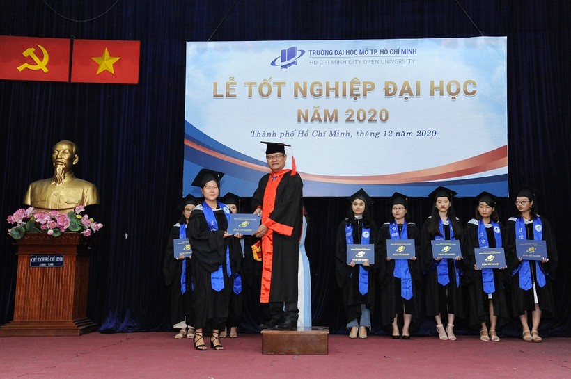  PGS.TS Nguyễn Minh Hà- Hiệu trưởng Nhà trường trao bằng tốt nghiệp cho các tân cử nhân