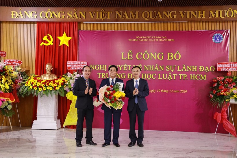 PGS.TS Trần Hoàng Hải nhận hoa chúc mừng từ lãnh đạo Bộ GD&ĐT và Chủ tịch hội đồng trường