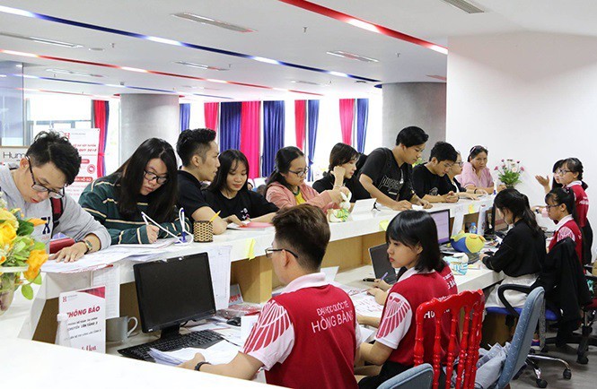 Học sinh nộp hồ sơ xét tuyển vào Trường ĐH Quốc tế Hồng Bàng