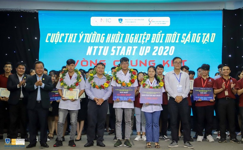 Nhóm sinh viên và giáo viên Trường ĐH Nguyễn Tất Thành nhận giải quán quân cuộc thi khởi nghiệp quốc gia 2021