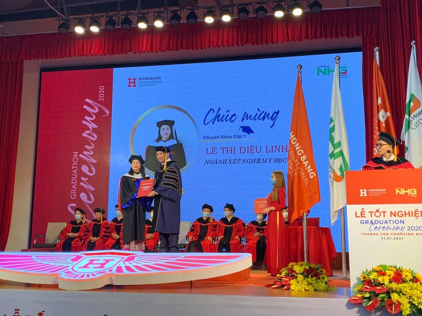 NGND.PGS.TS Hồ Thanh Phong-Hiệu trưởng HIU trao bằng tốt nghiệp cho một tân cử nhân