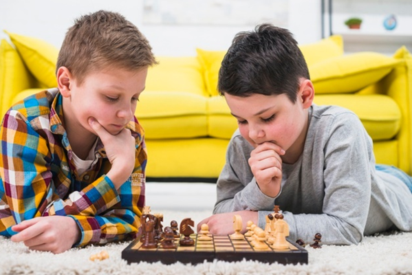 Trẻ chơi cờ vua từ sớm có cơ hội  rèn trí thông minh, bớt e ngại rủi ro