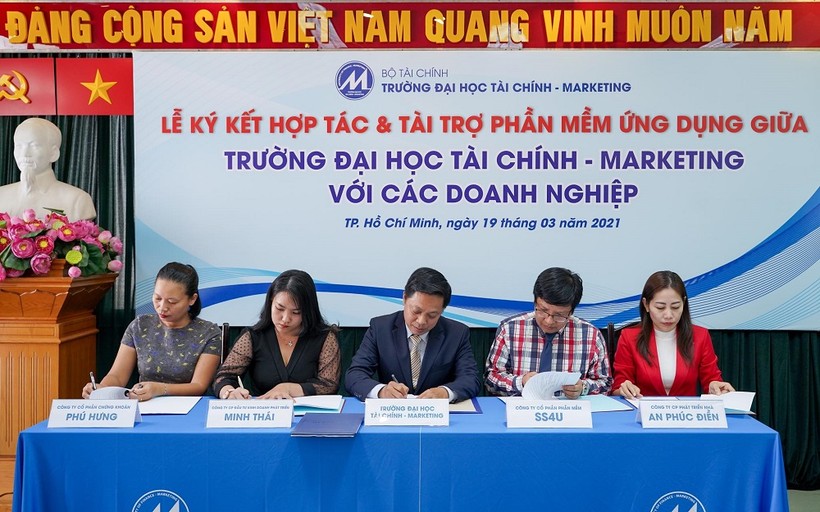 Đại diện UFM-TS Lê Trung Đạo (giữa) ký kết hợp tác với các Doanh nghiệp