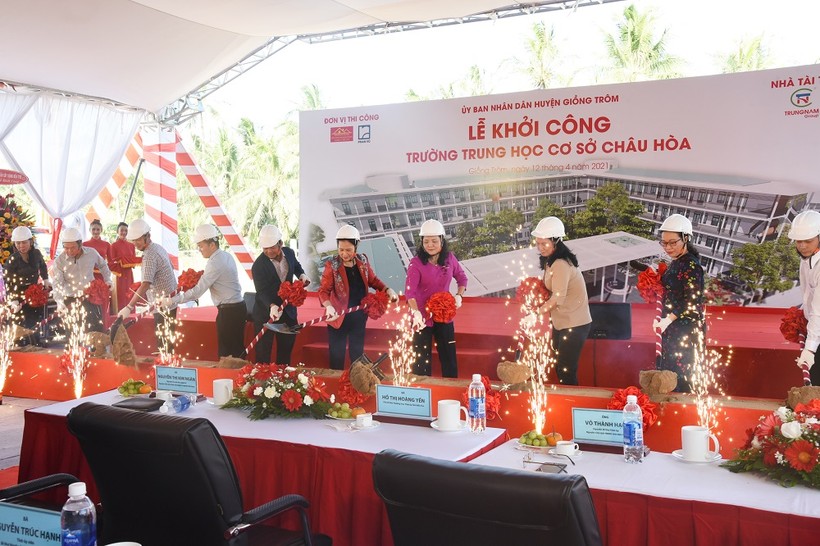 lãnh đạo UBND huyện Giồng Trôm, Tập đoàn Trung Nam cùng nguyên Chủ tịch Quốc hội Nguyễn Thị Kim Ngân làm lễ khởi công xây trường