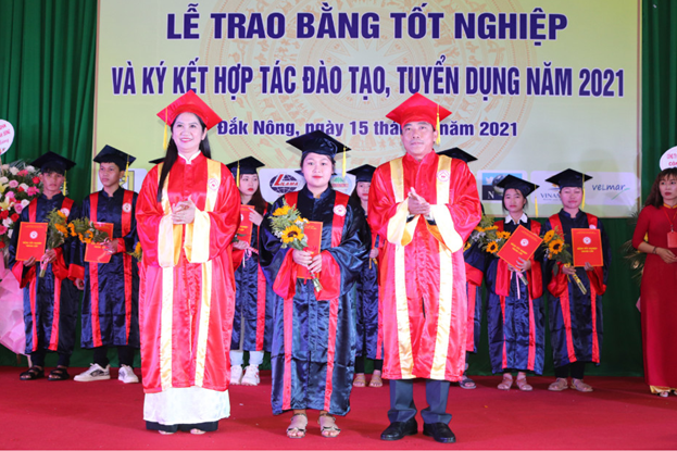 Bà Tôn Thị Ngọc Hạnh - Phó chủ tịch UBND tỉnh, Chủ tịch Hội đồng trường và ThS. Nguyễn Hữu Lành trao bằng tốt nghiệp cho tân khoa khóa 2018 