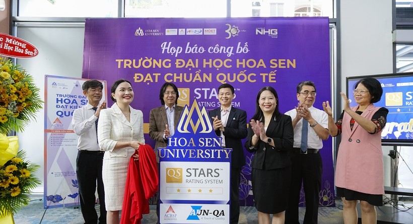 Lãnh đạo Tập đoàn Giáo dục Nguyễn Hoàng cùng Ban giám hiệu Trường ĐH Hoa Sen đón nhận chứng nhận 4 sao từ QS- Stars