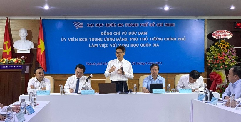 Phó Thủ tướng Vũ Đức Đam cùng Bộ trưởng Bộ GD&ĐT Nguyễn Kim Sơn, Bộ trưởng Bộ KH&CN Huỳnh Thành Đạt chủ trì buổi làm việc