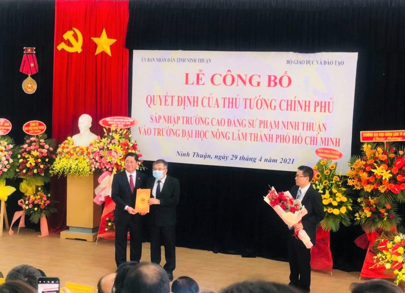 Ông Trần Quốc Nam(trái)- Phó thư tỉnh ủy, Chủ tịch UBND tỉnh Ninh Thuận trao quyết định bàn giao Trường cho ĐH Nông lâm TP.HCM