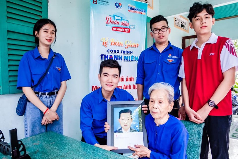 Sinh viên HIU trao di ảnh phục hồi cho một gia đình Liệt sĩ