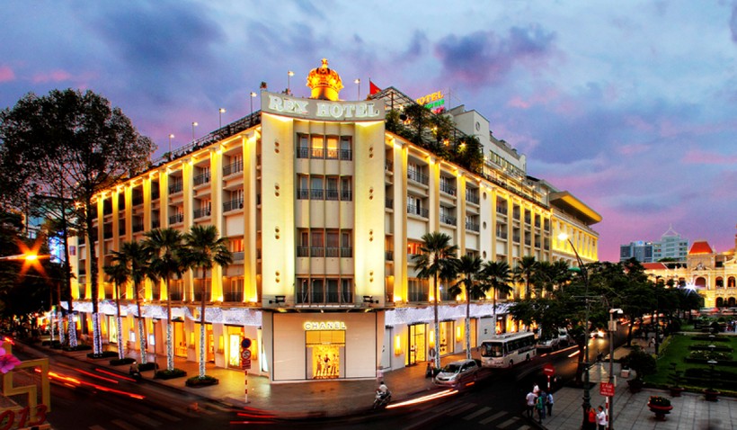 Khách sạn Bến Thành – Rex Hotel ngoài giá trị lịch sử văn hóa còn nằm ở vị trí đắc địa nhất trung tâm TP.HCM