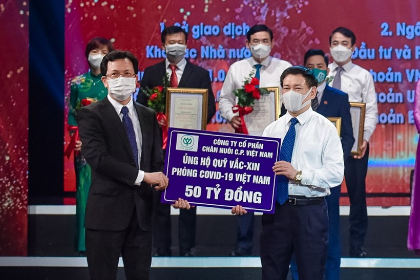 Ông Vũ Anh Tuấn - Phó tổng giám đốc CP. Việt Nam trao biểu trưng ủng hộ 50 tỷ đồng vào Quỹ 