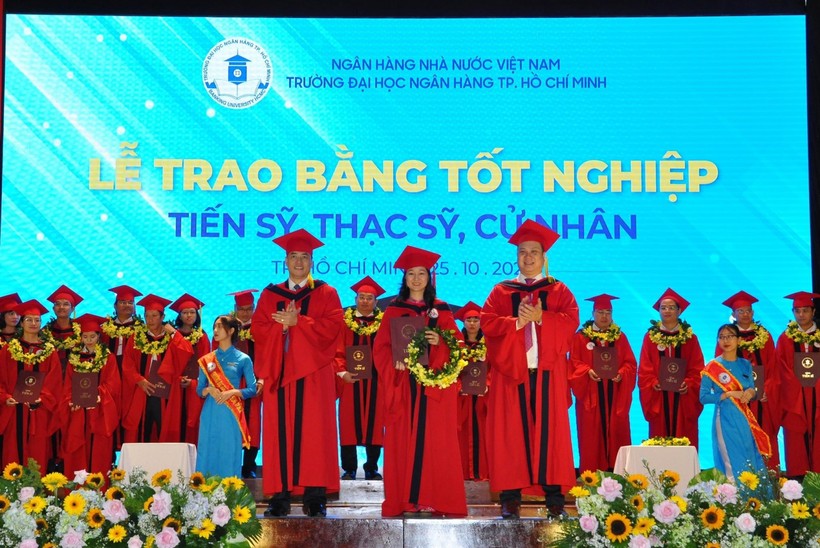 Một buổi lễ trao bằng tốt nghiệp TS và Th.s của BUH