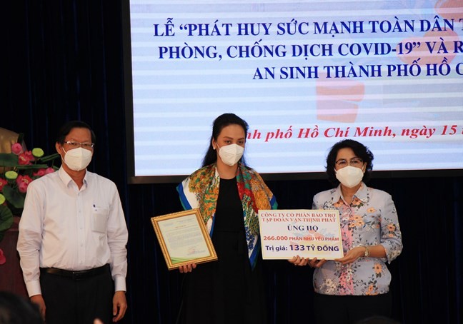 Đại diện Thành ủy TPHCM, Ủy ban MTTQ Việt Nam TPHCM tiếp nhận sự ủng hộ từ Doanh nghiệp cho Trung tâm tại lễ ra mắt