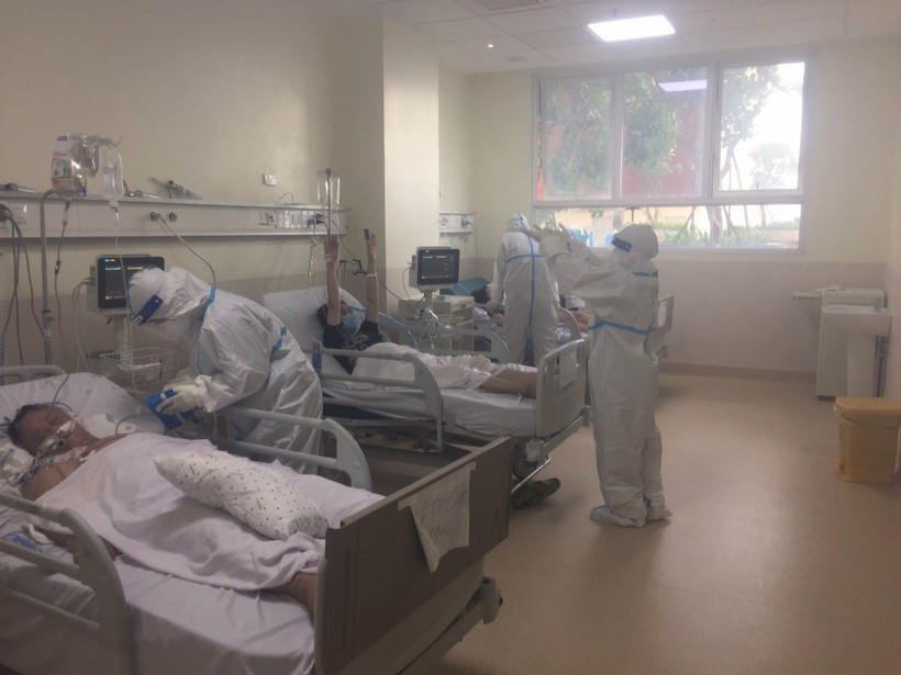 Sinh viên tình nguyện của HIU chăm sóc các bệnh nhân F0 trong bệnh viện điều trị Covid-19