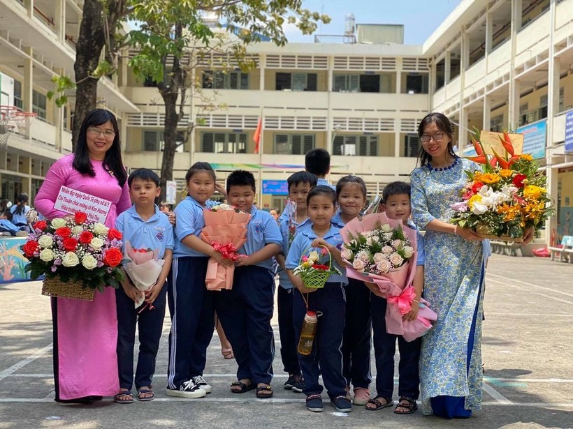 Cô Nguyễn Thị Kim Hương (trái) trong vòng tay yêu quý của học sinh