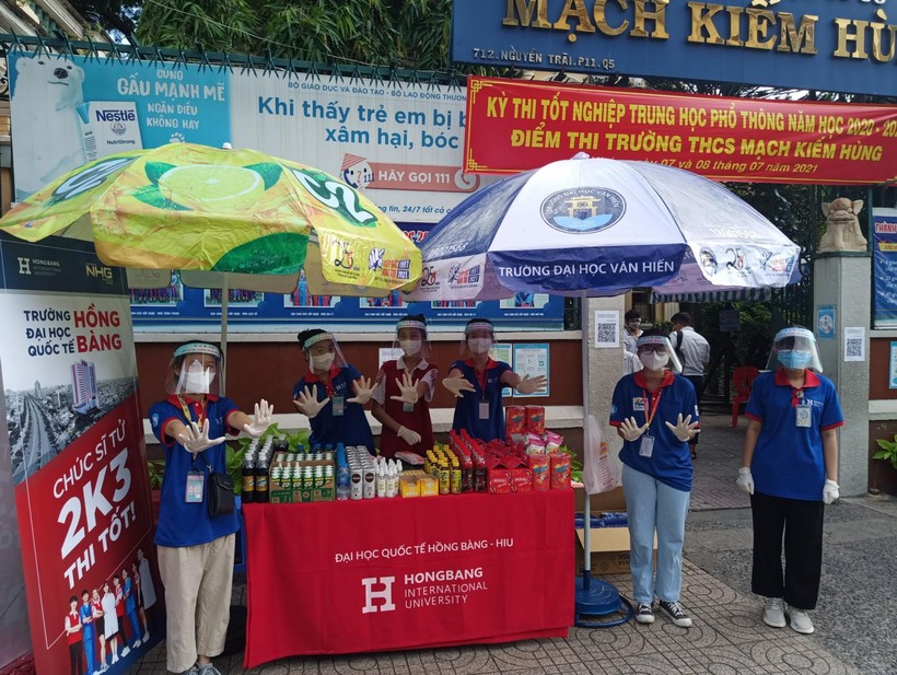 Sinh viên Trường ĐH Quốc tế Hồng Bàng(HIU)  tham gia tình nguyện tiếp sức mùa thi.