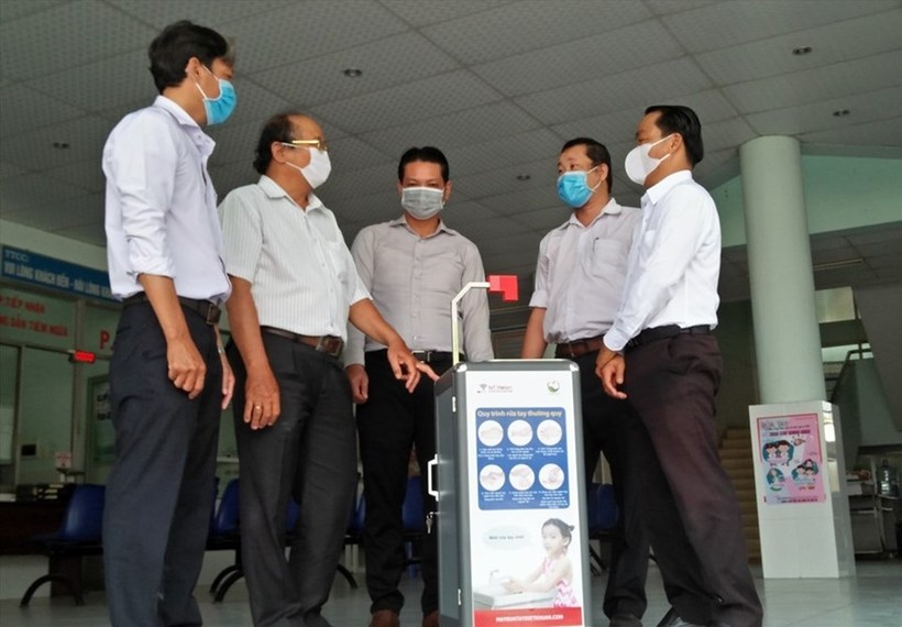 TS Nguyễn Văn Hiếu- bìa phải khi tặng máy rửa tay thông minh cho bệnh viện Quận 9, TPHCM