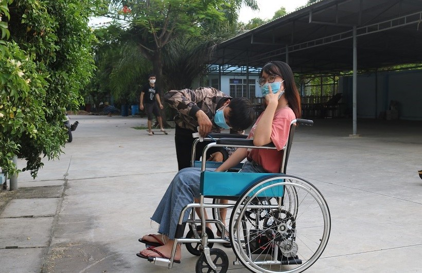 Mô hình chiếc xe lăn điện được nhóm sinh viên Trường ĐH Lạc Hồng tích hợp, cải tiến thành công.
