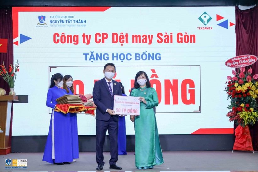 TS Trần Ái Cầm- Hiệu trưởng Trường ĐH Nguyễn Tất Thành tiếp nhận 50 tỷ đồng cho quỹ học bổng