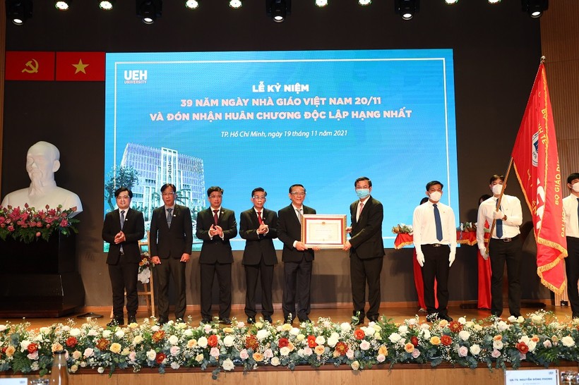 PGS.TS. Nguyễn Văn Phúc, Thứ trưởng Bộ GD&ĐT trao Huân chương Độc lập hạng Nhất cho UEH