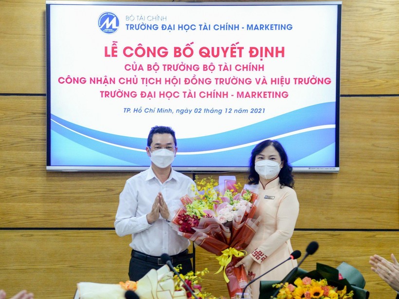 PGS. TS Hồ Thủy Tiên, Chủ tịch Hội đồng trường Trường Đại học Tài chính - Marketing (UFM) nhận hoa chúc mừng