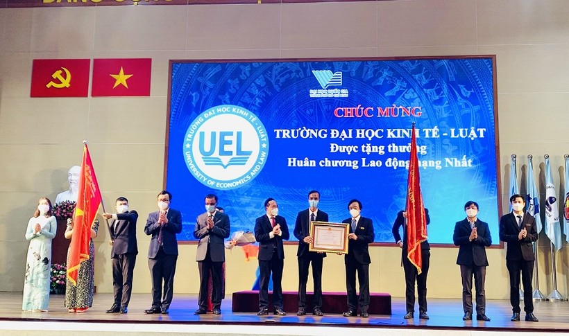 Giám đốc ĐHQG TP.HCM Vũ Hải Quân (giữa) trao Huân chương Lao động Hạng Nhất của Chủ tịch nước cho Trường ĐH Kinh tế- Luật 