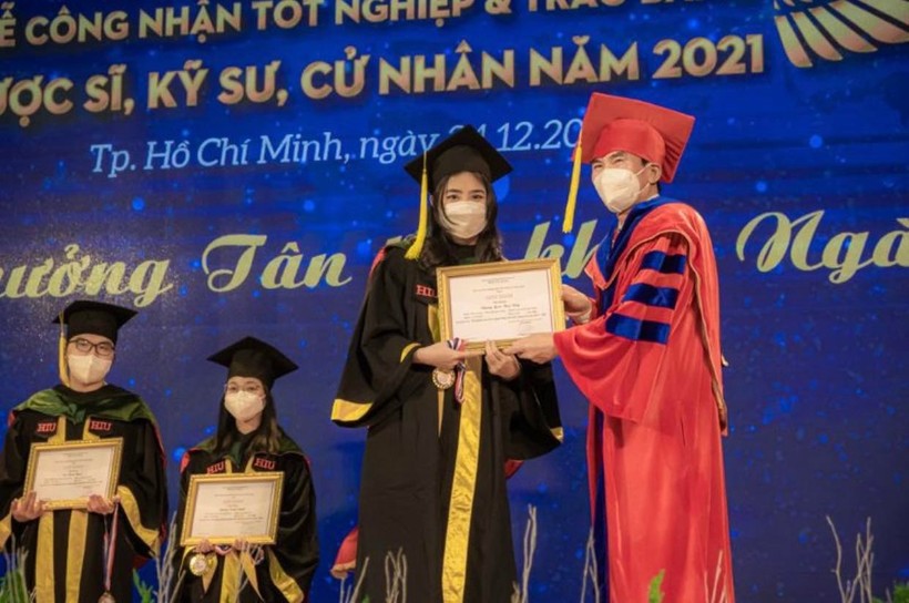 Đại diện Ban giám hiệu HIU trao bằng tốt nghiệp cho tân cử nhân