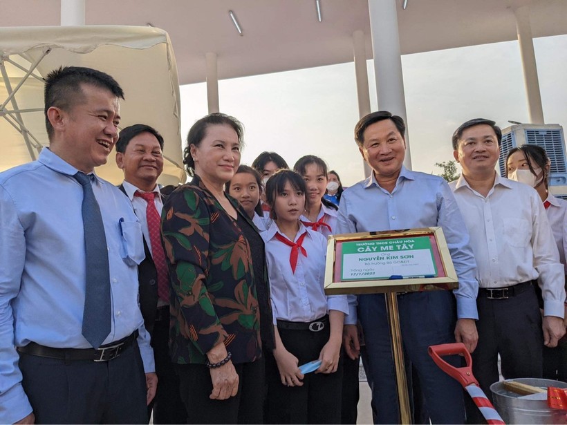 Nguyên Chủ tịch Quốc hội Nguyễn Thị Kim Ngân cùng lãnh đạo Trung ương và địa phương chụp hình kỉ niệm cùng học sinh nhà trường.