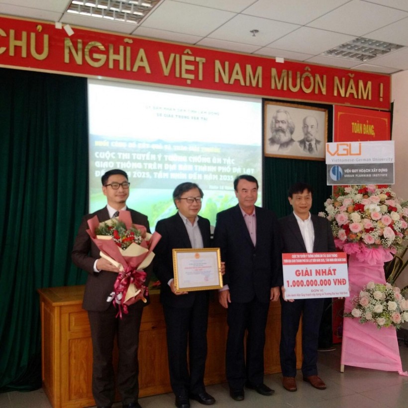 Liên danh Viện Quy hoạch xây dựng và Trường Đại học Việt Đức đạt giải nhất cuộc thi Ý tưởng chống ùn tắc giao thông thành phố Đà Lạt.