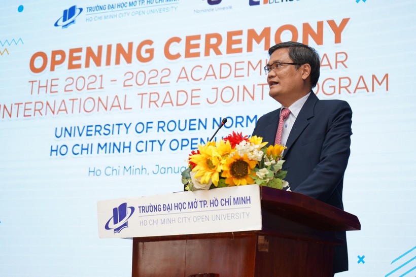 GS.TS Nguyễn Minh Hà-Hiệu trưởng Trường ĐH Mở TPHCM phát biểu tại lễ khai giảng