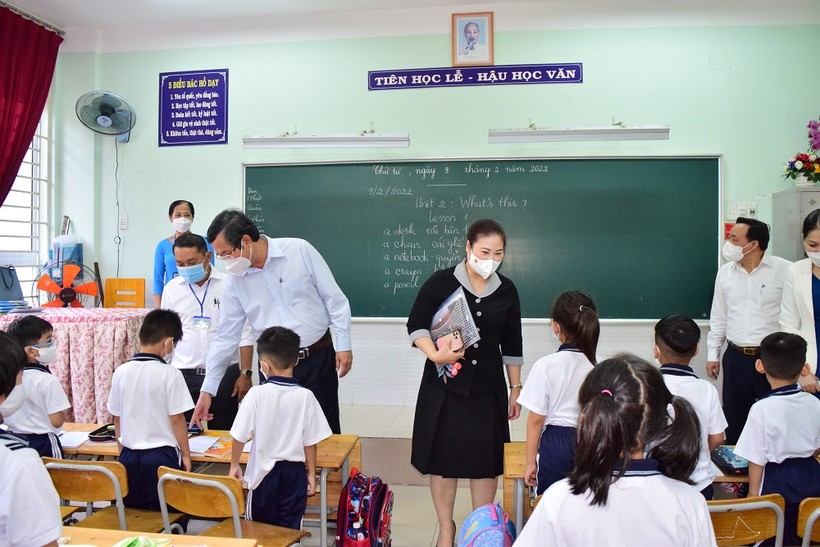 Thứ trưởng Nguyễn Văn Phúc cùng các thành viên trong đoàn công tác kiểm tra công tác mở cửa trường học tại tỉnh Bình Dương.