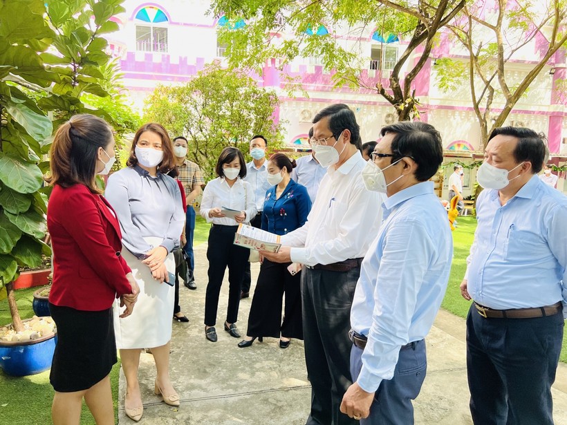Thứ trưởng Nguyễn Văn Phúc cùng đoàn công tác của Bộ GD&ĐT kiểm tra hoạt động chuẩn bị cơ sở vật chất, phòng tránh dịch tại Trường Mầm non Á Châu