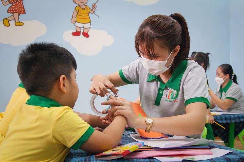 Giáo viên Trung tâm hỗ trợ giáo dục hòa nhập trẻ tự kỷ Hoàng Đức, TP Biên Hòa chăm sóc, can thiệp cho trẻ 