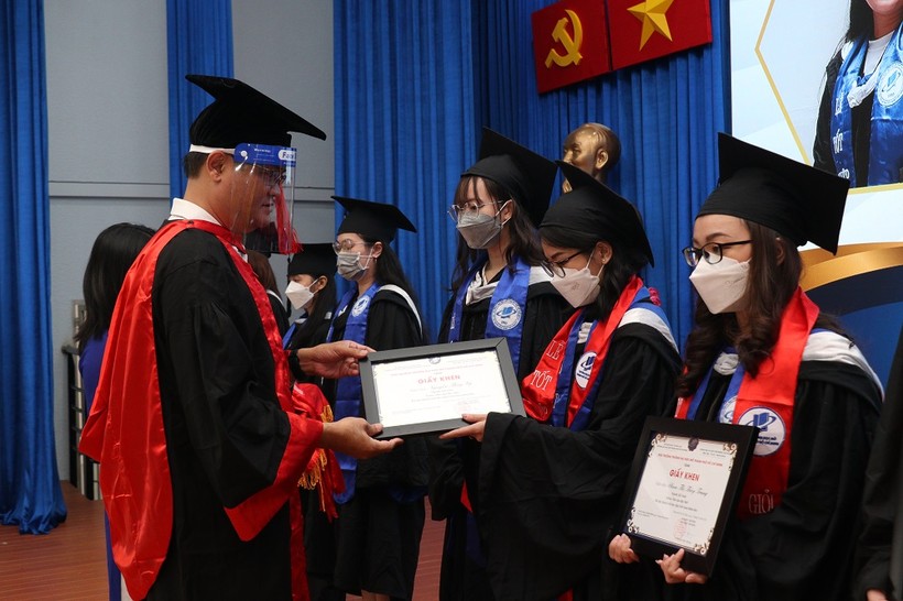 GS Nguyễn Minh Hà- Hiệu trưởng Nhà trường trao bằng tốt nghiệp cho sinh viên