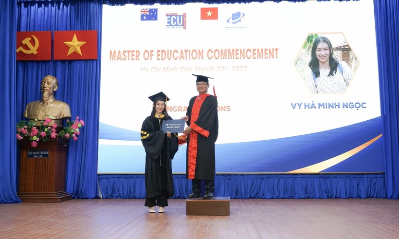 GS Nguyễn Minh Hà- Hiệu trưởng Trường ĐH Mở TP.HCM trao bằng cho một tân Thạc sĩ