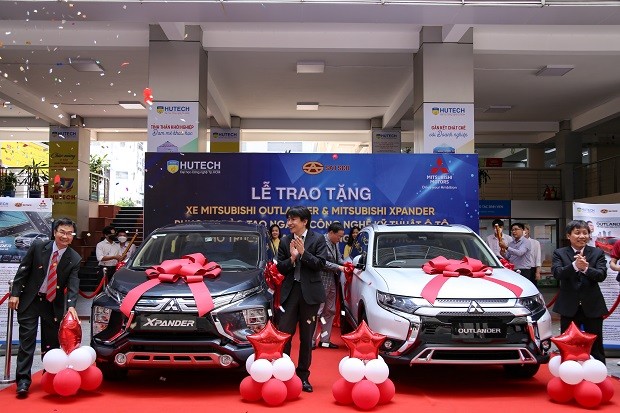 Công ty Mitsubishi Motors Vietnam trao tặng 2 xe ô tô cho HUTECH.