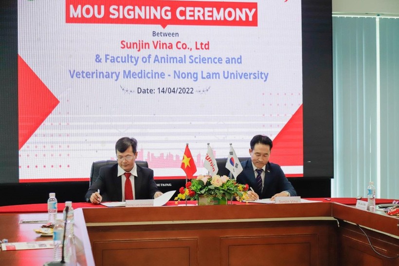 Đại diện Khoa Chăn nuôi Thú y và Công ty TNHH Sunjin Vina ký kết hợp tác