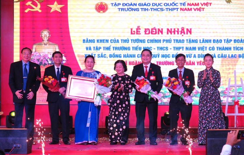 Tập thể lãnh đạo Trường liên cấp Nam Việt đón nhận Bằng khen của Thủ tướng Chính phủ trao tặng