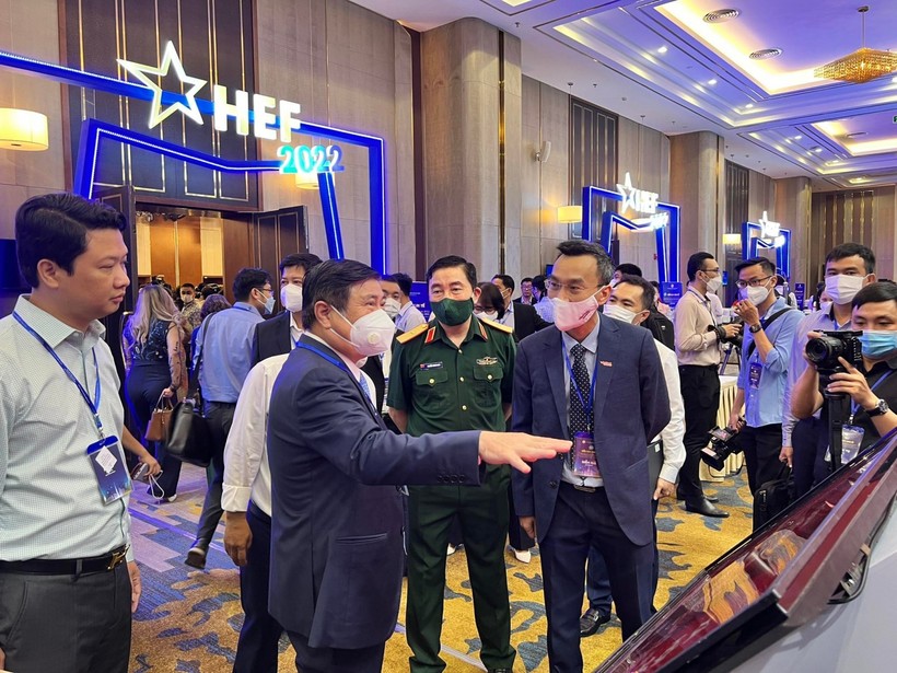 Các đại biểu tham quan triển lãm công nghệ số bên lề diễn đàn kinh tế TP Hồ Chí Minh 2022