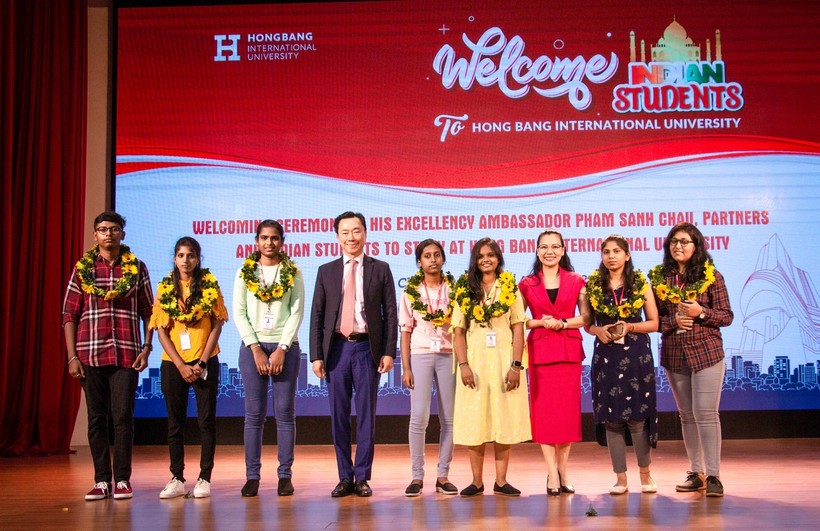 Th.s Trần Thúy Trâm Quyên, Phó Hiệu trưởng HIU và ông Phạm Sanh Châu, Đại sứ đặc mệnh toàn quyền Việt Nam tại Ấn Độ  trao hoa chúc mừng các tân sinh viên. 