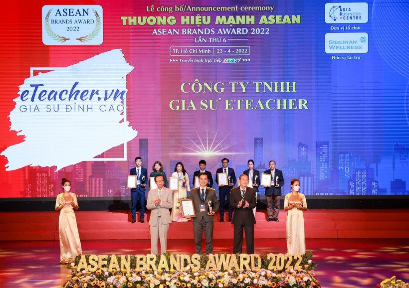 Ban lãnh đạo  Công ty TNHH Gia sư eTeacher tại lễ đón nhận danh hiệu Thương hiệu Mạnh ASEAN 2022