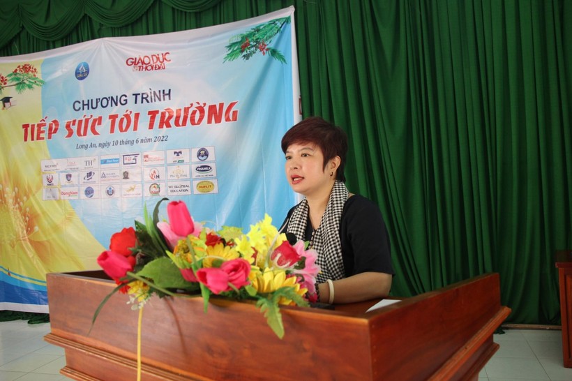Nhà báo Dương Thanh Hương, Phó Tổng Biên tập Báo Giáo dục và Thời đại phát biểu tại chương trình.