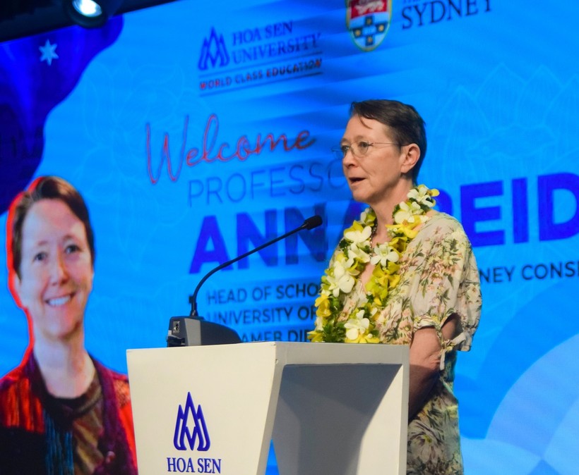 GS Anna Reid- Giám đốc Nhạc viện Sydney, ĐH Sydney, Giám đốc Hội đồng Khảo thí âm nhạc Úc(AMEB) phát biểu tại buổi làm việc