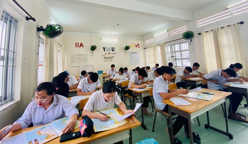 Học sinh Trường THPT Võ Thị Sáu, huyện Côn Đảo thi thử kỳ thi tốt nghiệp THPT 2022.